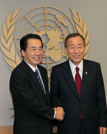 Photograph of Prime Minister Kan shaking hands with Secretary-General Ban Ki-moon of the United Nations