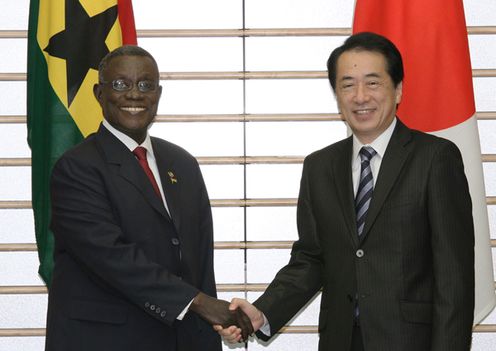Photograph of Prime Minister Kan shaking hands with President Mills