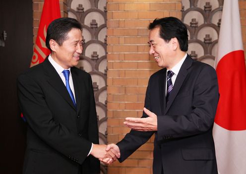 Photograph of Prime Minister Kan shaking hands with Prime Minister Batbold