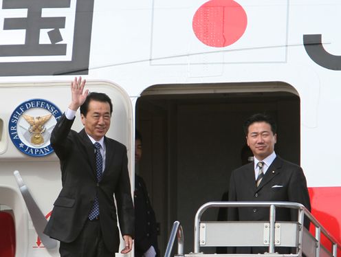 Photograph of the Prime Minister departing Haneda Airport to attend ASEM8