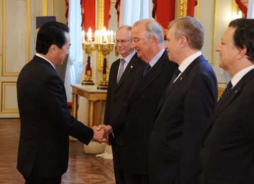 Photograph of Prime Minister Kan receiving a welcome from King Albert II of Belgium
