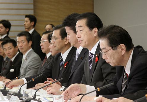Photograph of the Prime Minister delivering an address at the meeting of the Council on the Realization of the New Growth Strategy 1