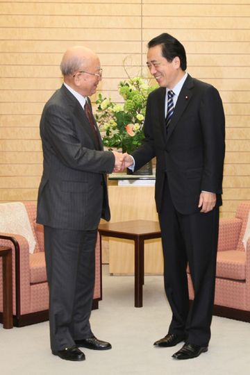 Photograph of the Prime Minister shaking hands with Emeritus Professor of Hokkaido University Akira Suzuki