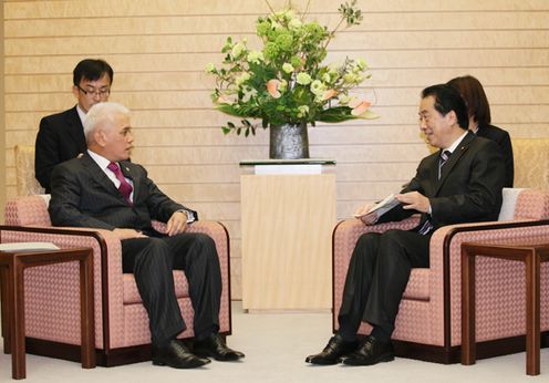 Photograph of Prime Minister Kan holding talks with Coordinating Minister for the Economy of the Republic of Indonesia Hatta Rajasa