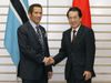 Photograph of Prime Minister Kan shaking hands with President Khama of the Republic of Botswana