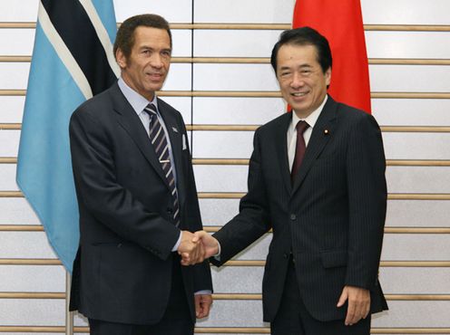 Photograph of Prime Minister Kan shaking hands with President Khama of the Republic of Botswana