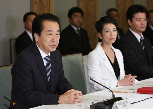 Photograph of the Prime Minister delivering an address at the meeting of the Government Revitalization Unit 1