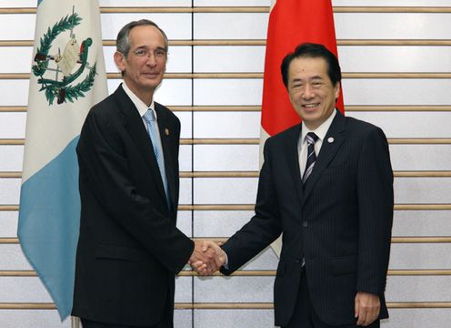 Photograph of Prime Minister Kan shaking hands with President Colom of Guatemala