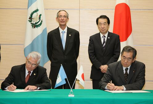 Photograph of the leaders attending the signing ceremony for the exchange of notes between Japan and Guatemala on ODA loans