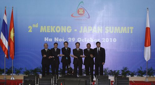 Photograph of Prime Minister Kan attending a commemorative photograph session at the Mekong-Japan Summit Meeting