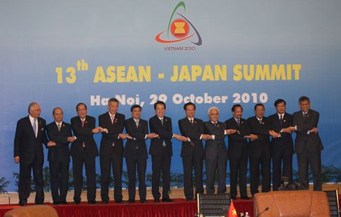 Photograph of Prime Minister Kan attending a commemorative photograph session at the Japan-ASEAN Summit Meeting