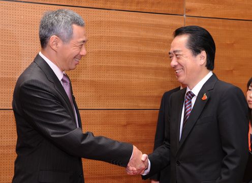 Photograph of Prime Minister Kan shaking hands with Prime Minister Lee of Singapore