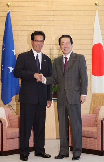 Photograph of Prime Minister Kan shaking hands with President Mori