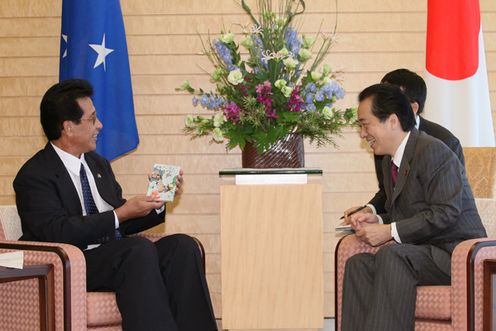 Photograph of the leaders enjoying conversation about a book Prime Minister Kan presented to President Mori