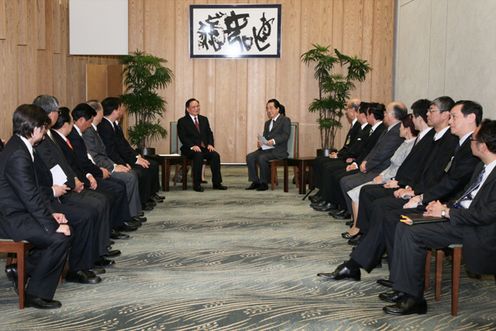 Photograph of the Prime Minister receiving a courtesy call from members of the New Japan-China Friendship Committee for the 21st Century