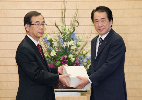 Photograph of the Prime Minister receiving the audit report