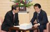Photograph of the Prime Minister receiving explanation on the audit report from Commissioner Nishimura