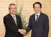 Photograph of the Prime Minister shaking hands with Dr. Eiichi Negishi, Distinguished Professor of Chemistry, Purdue University