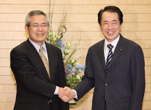 Photograph of the Prime Minister shaking hands with Dr. Eiichi Negishi, Distinguished Professor of Chemistry, Purdue University