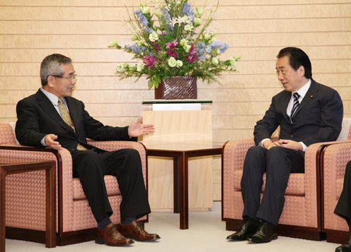 Photograph of the Prime Minister enjoying conversation with Dr. Eiichi Negishi, Distinguished Professor of Chemistry, Purdue University