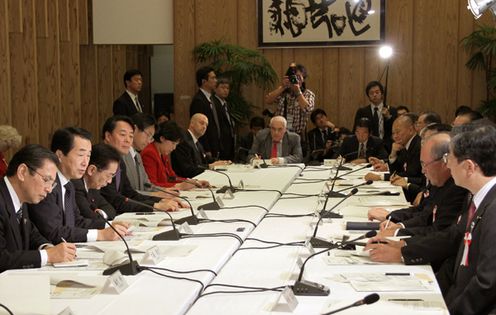 Photograph of the Prime Minister delivering an address at the meeting of the Roundtable on the Promotion of Inward Investment 1