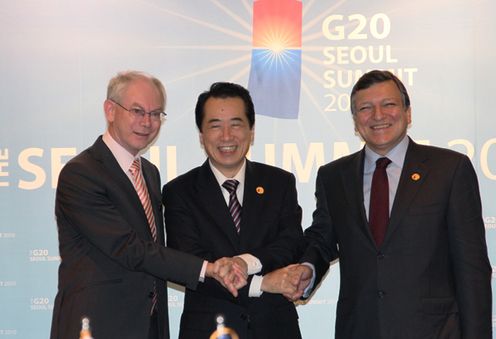 Photograph of Prime Minister Kan shaking hands with President Van Rompuy of the European Council and President Barroso of the European Commission before the Japan-EU Summit