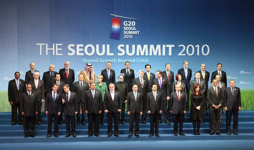 Photograph of Prime Minister Kan attending a commemorative photograph session with the G20 leaders 1