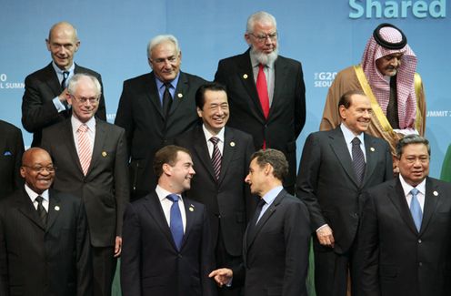 Photograph of Prime Minister Kan attending a commemorative photograph session with the G20 leaders 2