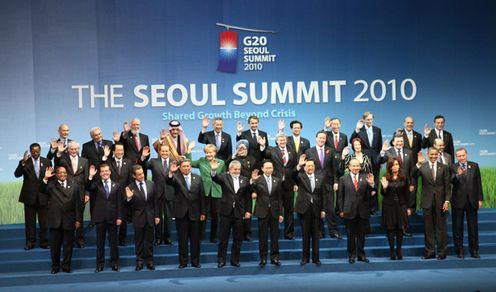 Photograph of Prime Minister Kan attending a commemorative photograph session with the G20 leaders 3
