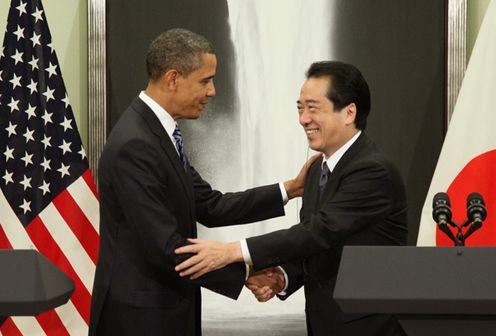 Photograph of Prime Minister Kan shaking hands with President Obama at a joint press announcement after the Japan-US Summit Meeting