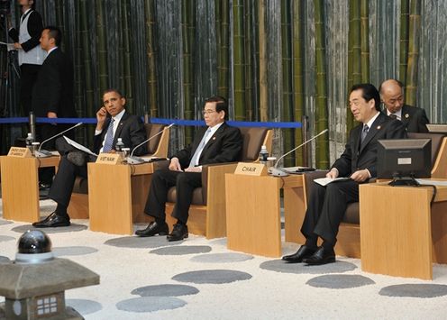 Photograph of Prime Minister Kan attending the Retreat Session 2