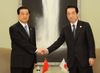 Photograph of Prime Minister Kan shaking hands with President Hu at the Japan-China Summit Meeting