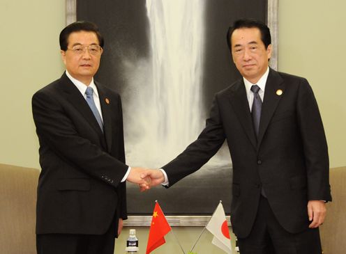 Photograph of Prime Minister Kan shaking hands with President Hu at the Japan-China Summit Meeting