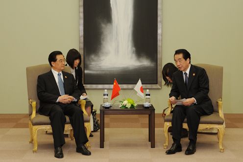 Photograph of Prime Minister Kan holding talks with President Hu of China