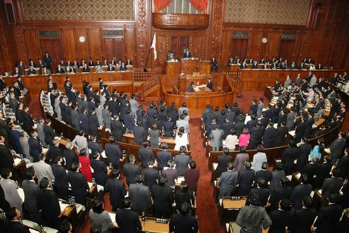 Photograph of the plenary session of the House of Representatives upon the passage of the bills of the supplementary budget for FY2010 1