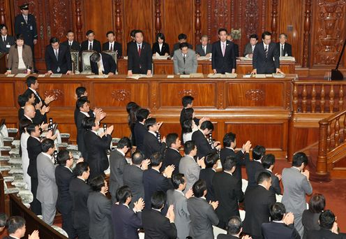 Photograph of the plenary session of the House of Representatives upon the passage of the bills of the supplementary budget for FY2010 2
