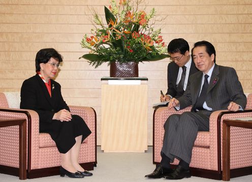 Photograph of the Prime Minister receiving a courtesy call from WHO Director-General Chan