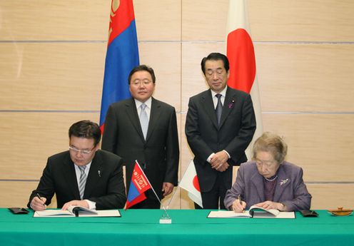 Photograph of Prime Minister Kan attending the ceremony for the exchange of notes on ODA loans to Mongolia 2