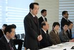 Photograph of the Prime Minister giving instructions to the Cabinet members at the meeting of the Headquarters for Response to the Shelling Incident by North Korea 1