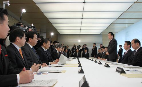 Photograph of the Prime Minister giving instructions to the Cabinet members at the meeting of the Headquarters for Response to the Shelling Incident by North Korea 2