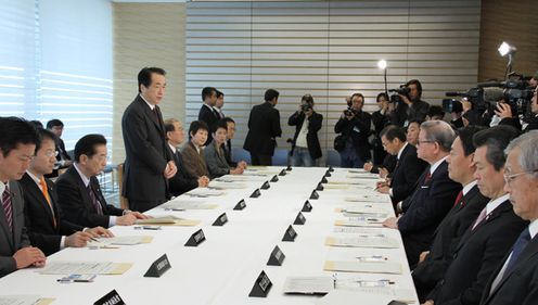 Photograph of the Prime Minister giving instructions to the Cabinet members at the meeting of the Headquarters for Response to the Shelling Incident by North Korea 3