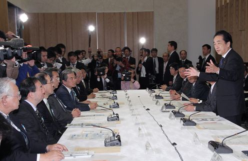 Photograph of the Prime Minister delivering an address at the meeting of the Council on the Realization of the New Growth Strategy 2