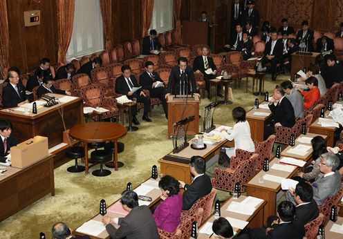 Photograph of the Prime Minister answering questions at the meeting of the Budget Committee of the House of Councillors 3