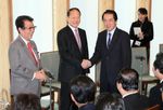 Photograph of Prime Minister Kan shaking hands with Chairman Lee Sang-Deuk of the Korea-Japan Parliamentarians' Union