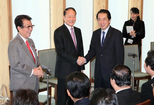 Photograph of Prime Minister Kan shaking hands with Chairman Lee Sang-Deuk of the Korea-Japan Parliamentarians' Union