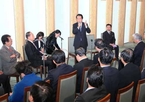 Photograph of the Prime Minister delivering an address during the courtesy call by members of the Japan-Korea Parliamentarians' Union and the Korea-Japan Parliamentarians' Union 2