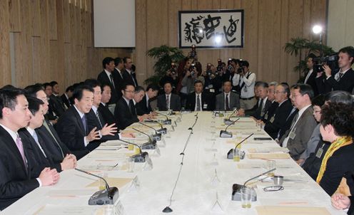 Photograph of the Prime Minister delivering an address at the meeting of the Council for the Realization of the Revival of the Food, Agriculture, Forestry, and Fishery Industries 2