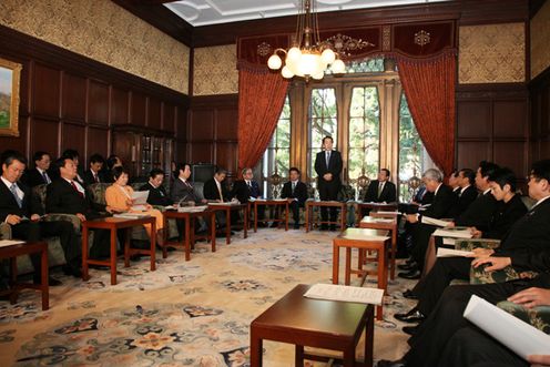 Photograph of the Prime Minister giving instructions at the meeting of the Headquarters for Countermeasures against Avian Influenza 2