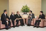 Photograph of the Prime Minister holding talks after receiving a report on the situation of the terrestrial digital broadcasting on Digital Broadcasting Day