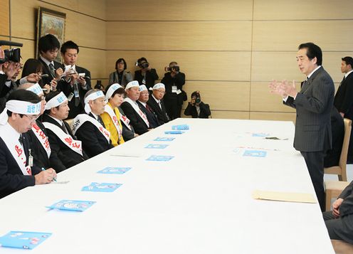 Photograph of the Prime Minister delivering an address during the courtesy call by Chairman Shunsuke Hasegawa and others concerned 3